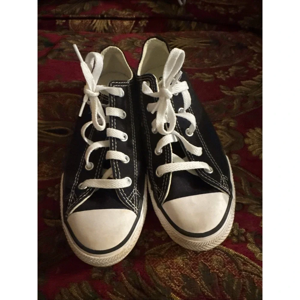 Converse black low top sneakers size 3 Kids